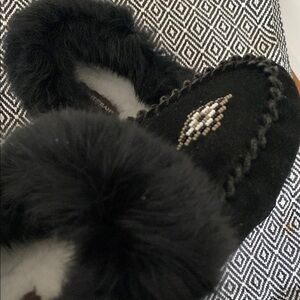 Manitobah Mukluks Black Fur Beaded Slippers NEW
